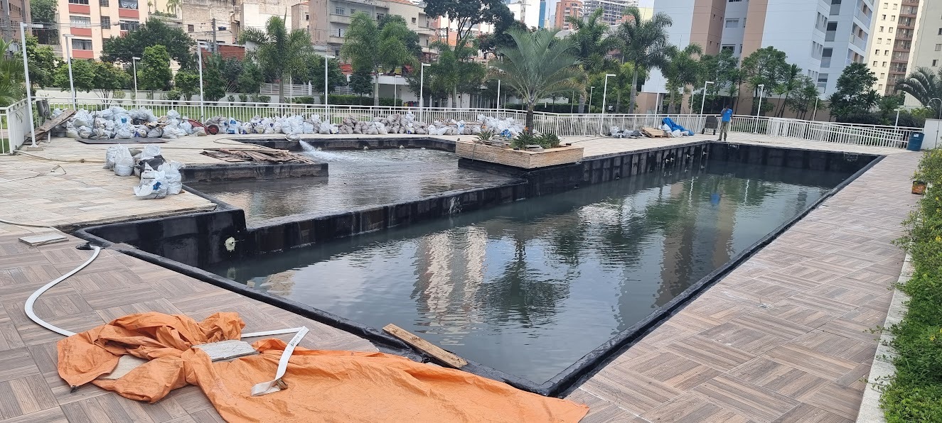 Aplicação profissional de manta asfáltica para impermeabilização de piscina