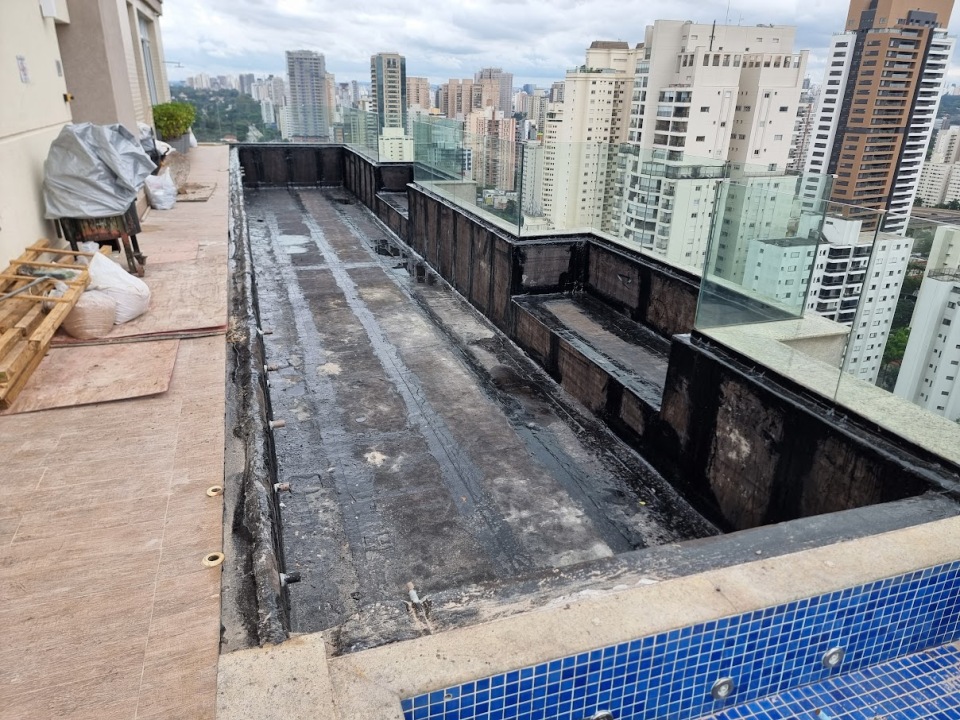 Aplicação da primeira camada de proteção impermeabilizante