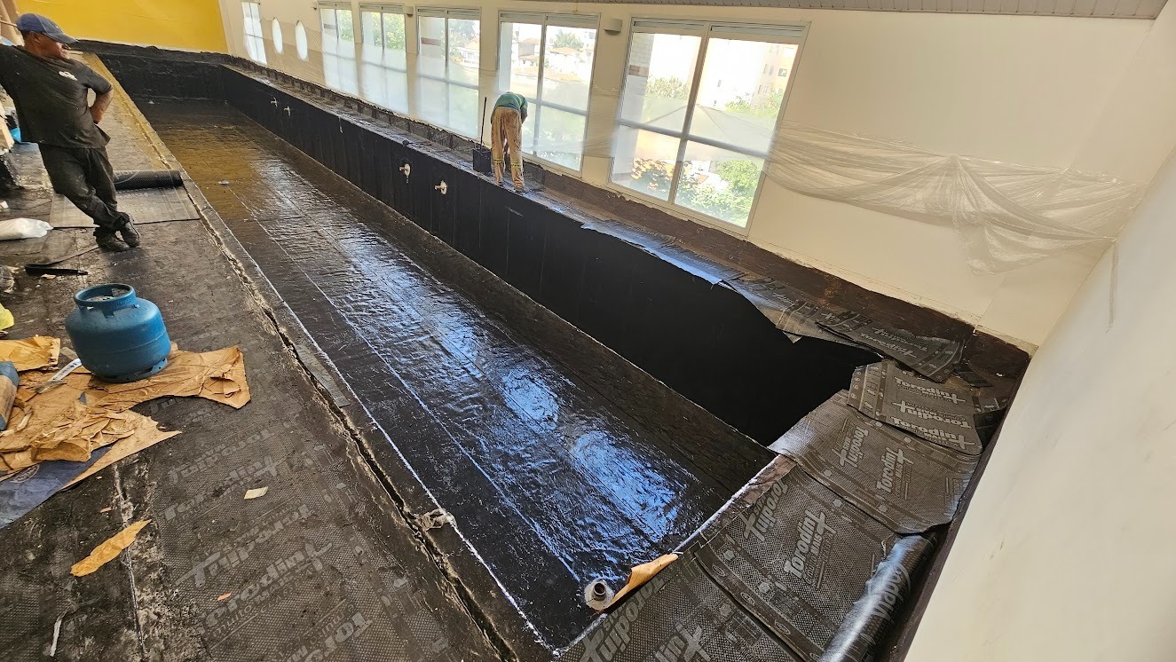Piscina completamente impermeabilizada, pronta para o revestimento final